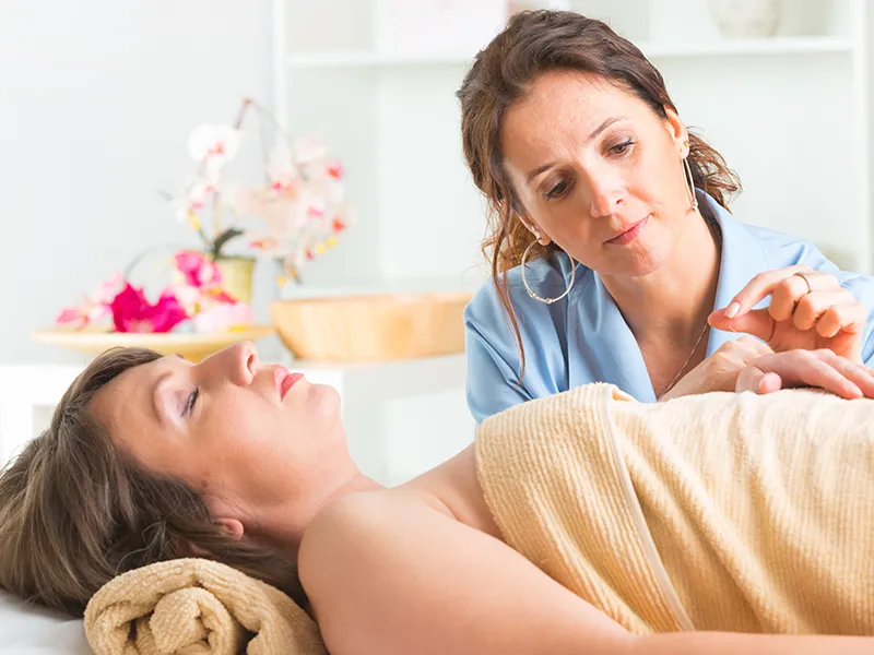 women acupuncture